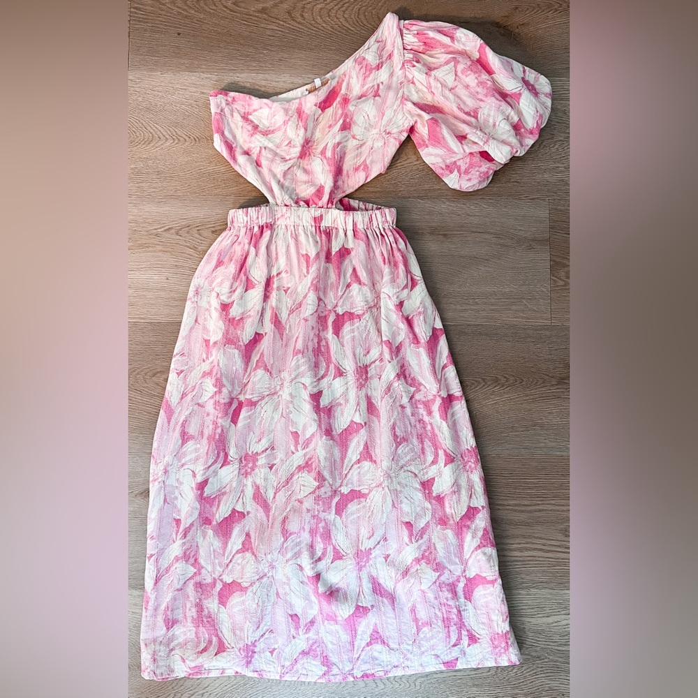 Women’s Pink floral dress with puff sleeve and cut-out details
